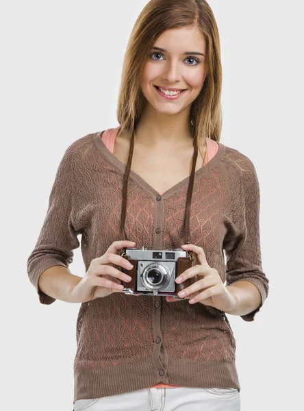 Eski bir fotoğraf kamera tutan kadın — Stok fotoğraf