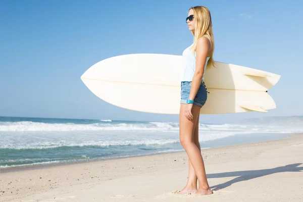 Ξανθιά surfer κορίτσι — Φωτογραφία Αρχείου