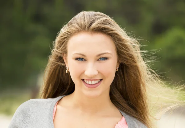 Chica adolescente feliz —  Fotos de Stock
