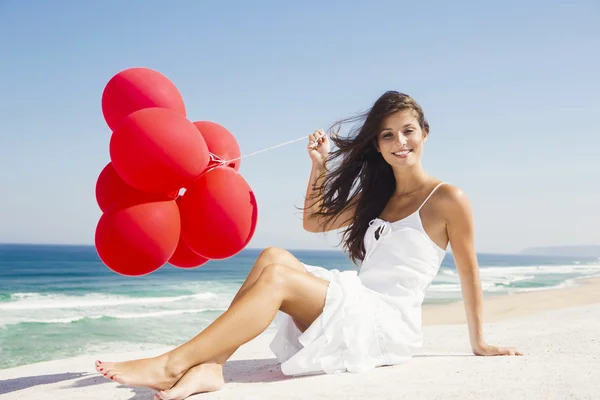 Meisje met rode ballonnen — Stockfoto