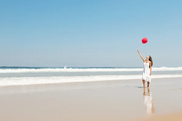 Ragazza con palloncino rosso — Foto Stock