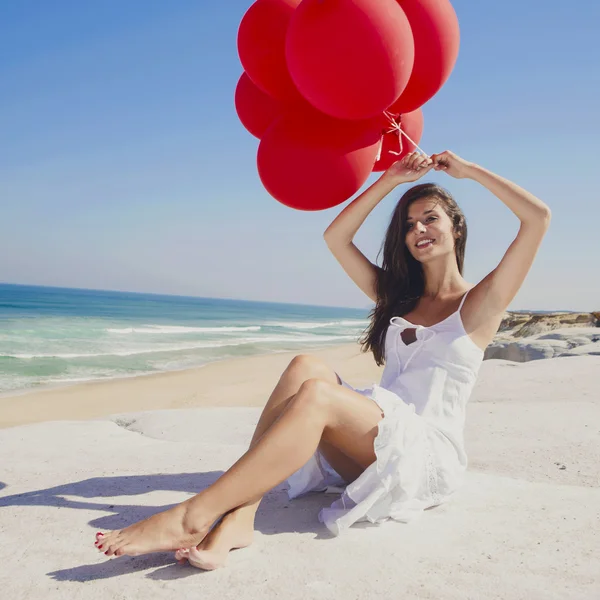 Kırmızı balonlar ile kız — Stok fotoğraf