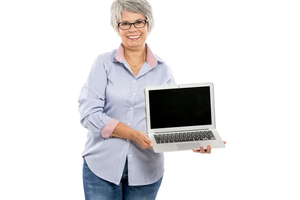 老妇与便携式计算机 — 图库照片