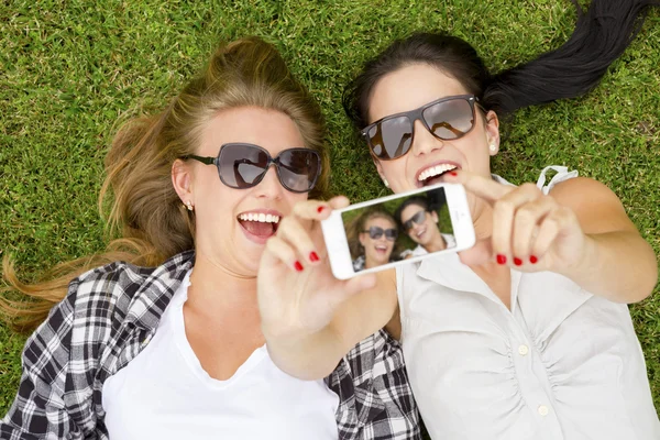 Beste vrienden nemen selfies — Stockfoto