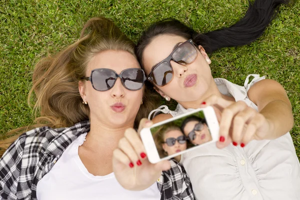 Melhores amigos tirando selfies — Fotografia de Stock
