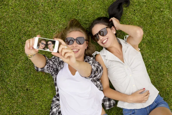 Meilleurs amis prenant selfies — Photo