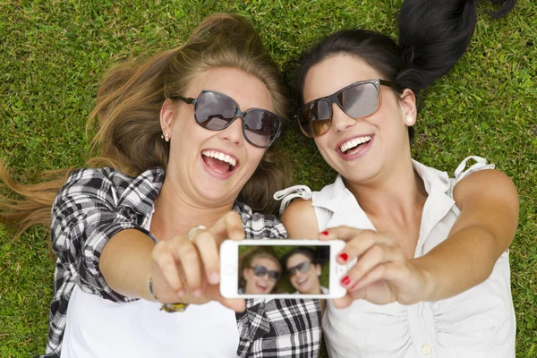 Melhores amigos tirando selfies — Fotografia de Stock