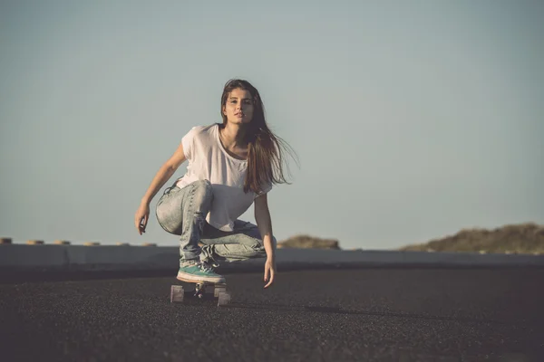 Skater ragazza making dowhill — Foto Stock