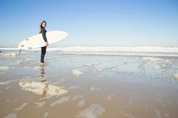 Dziewczyna surf — Zdjęcie stockowe