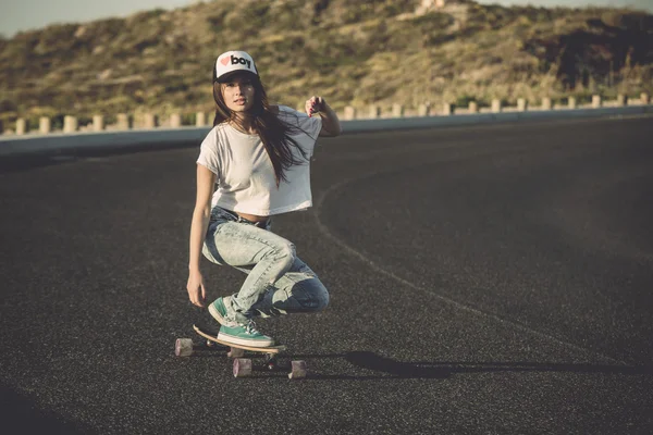 Skater meisje maken dowhill — Stockfoto