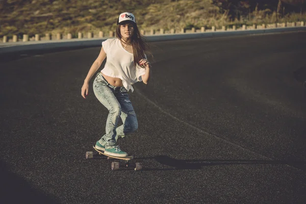 Skater girl making dowhill — Stock Photo, Image