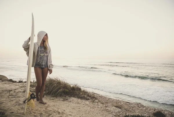 Hermosa mujer surfista —  Fotos de Stock