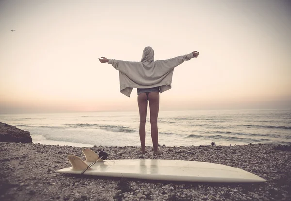 Hermosa mujer surfista —  Fotos de Stock