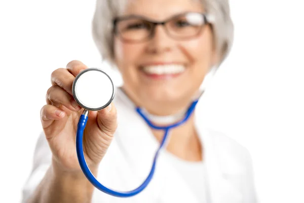 Médico feminino com estetoscópio — Fotografia de Stock