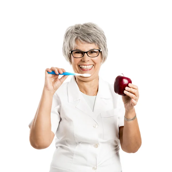 Mujer con cepillo de dientes y manzana — Foto de Stock