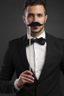 Sahte bıyık holding