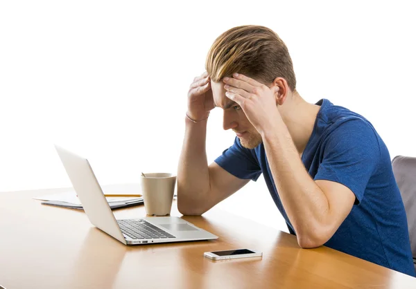 Junger Mann im Büro — Stockfoto