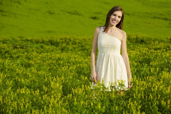 Mulher bonita em um prado verde — Fotografia de Stock