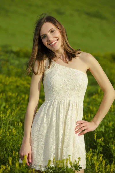 Hermosa mujer en un prado verde — Foto de Stock