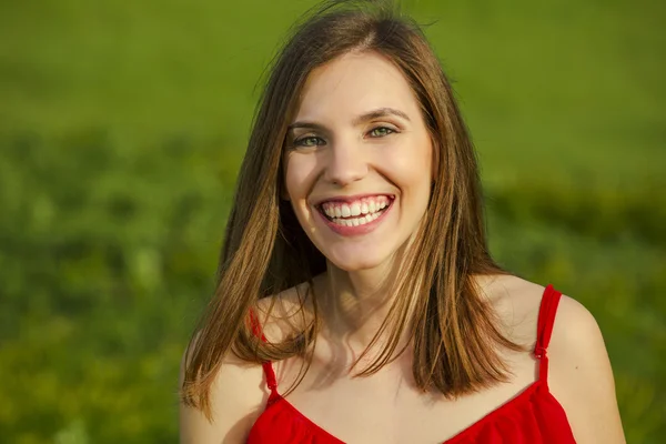 Mulher bonita em um vestido vermelho — Fotografia de Stock