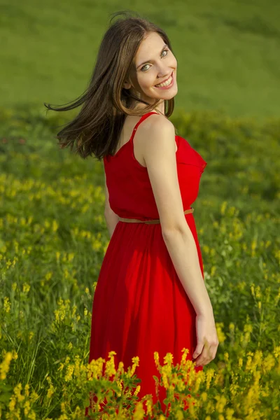 Hermosa mujer en un vestido rojo — Foto de Stock