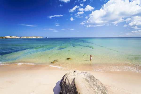 Frau am portugiesischen Strand — Stockfoto