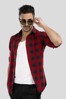 Yakışıklı genç adam.