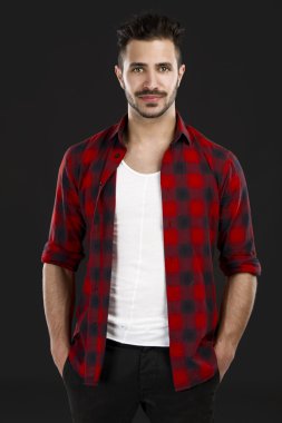 Yakışıklı genç adam.