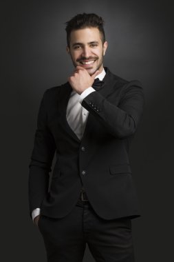 Latince adam bir smokin giyiyor