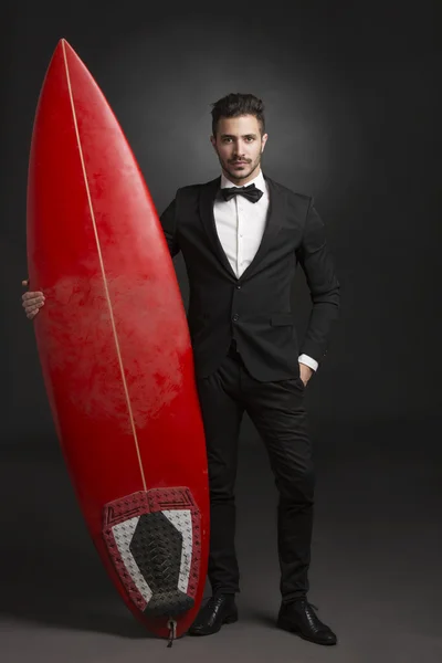 Genç adam bir sörf tahtası ile — Stok fotoğraf
