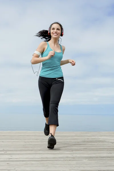 Bela jovem mulher jogging — Fotografia de Stock