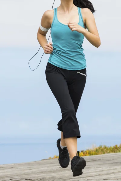 Mooie jonge vrouw joggen — Stockfoto