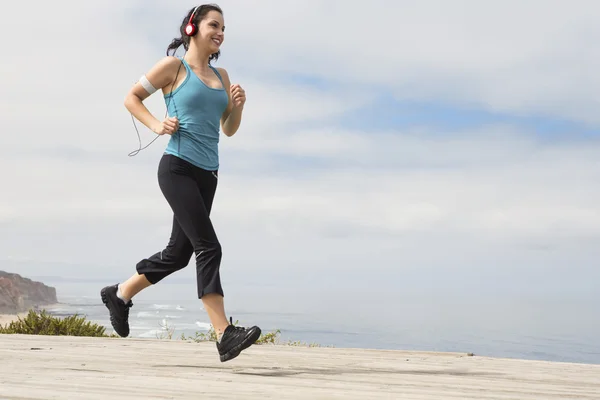 Mooie jonge vrouw joggen — Stockfoto