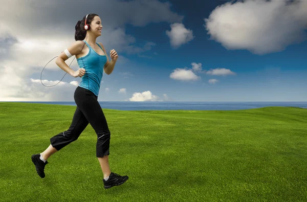 Bela jovem mulher jogging — Fotografia de Stock