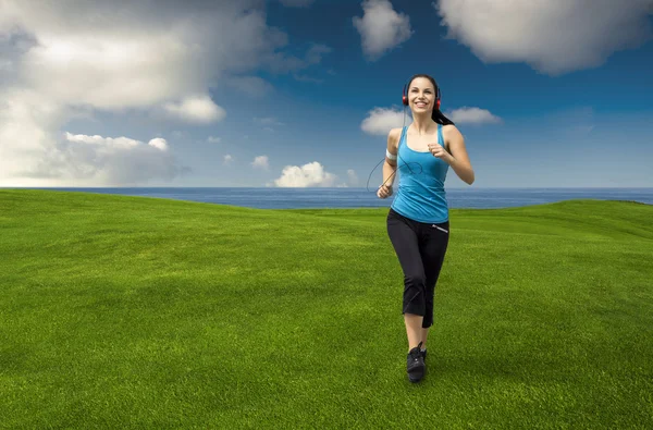 Mooie jonge vrouw joggen — Stockfoto