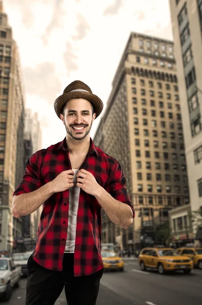 Joven guapo en una calle —  Fotos de Stock