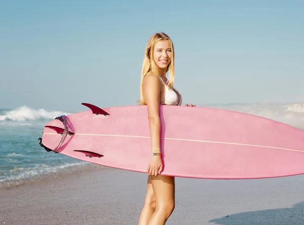 Szőke szörfös lány a strandon — Stock Fotó