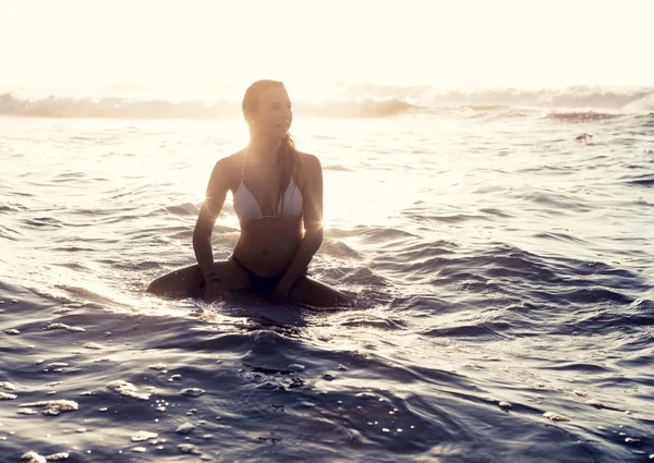 サーフィン美しい少女 — ストック写真