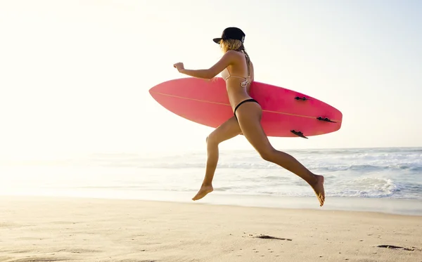Bionda surfista ragazza — Foto Stock