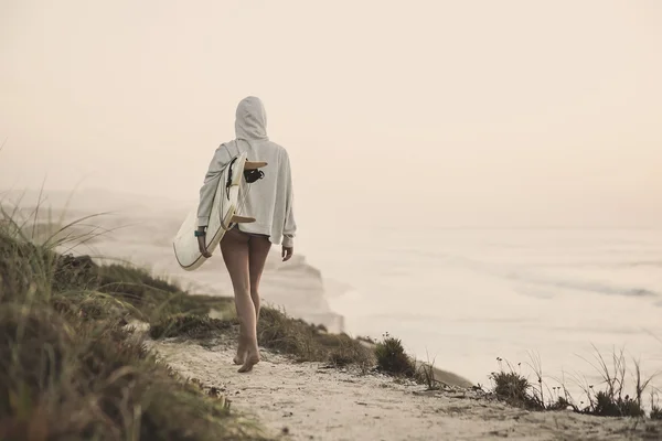 Surfista à procura das ondas — Fotografia de Stock