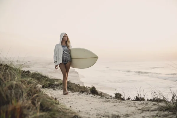 Surfer Girl looking for the waves — Stock Photo, Image