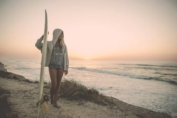 Surfer Girl looking for  waves — Stock Photo, Image