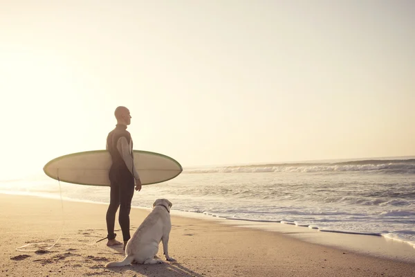 Surfista homem e seu cão — Fotografia de Stock