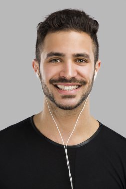 Adam gülümseyerek ve dinle müzik