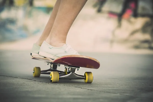 Perempuan Mengendarai skate — Stok Foto