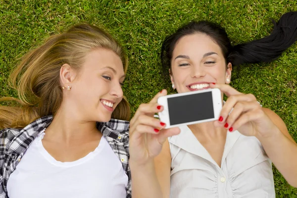 Best friends taking selfies — Stock Photo, Image