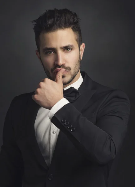 Latin man wearing a tuxedo — Stock Photo, Image