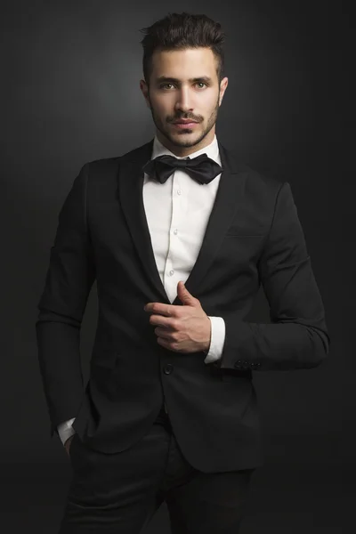 Latin man wearing a tuxedo — Stock Photo, Image