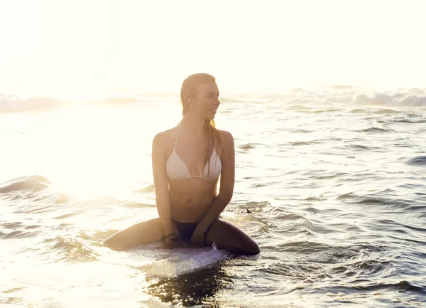 Schöne Surferin Mädchen — Stockfoto