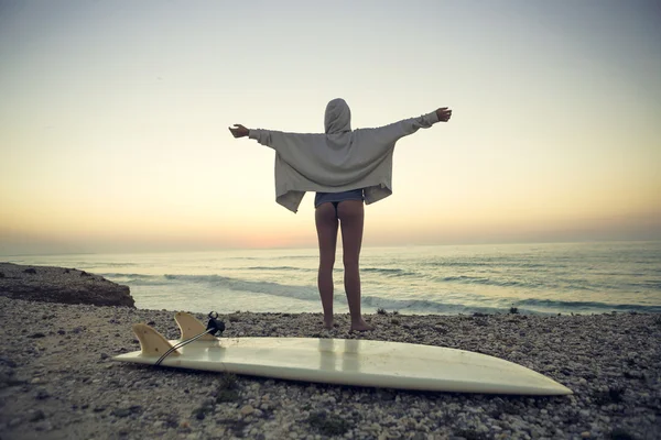 Όμορφη surfer κορίτσι — Φωτογραφία Αρχείου